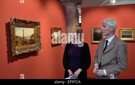 Chemnitz, Allemagne. 15 mai, 2015. Historien de l'art et chercheur provenance Kai Artinger et directeur général de la Kunstsammlungen Chemnitz, Ingrid Moessinger, regardez deux peintures par Carl Blechen. Il y a des indications que six œuvres au Kunstsammlungen Chemnitz ont été illégalement enlevés à leurs propriétaires d'origine durant la période nazie. Cela comprend les deux photos de Blechen. PHOTO : HENDRIK SCHMIDT/dpa © AFP PHOTO alliance/Alamy Live News Banque D'Images