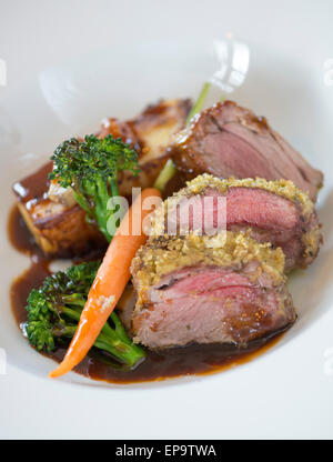 Croupion rôti d'agneau en croûte aux herbes. Banque D'Images