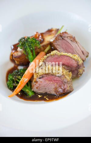 Croupion rôti d'agneau en croûte aux herbes. Banque D'Images