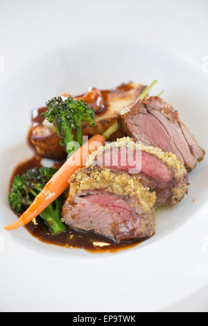 Croupion rôti d'agneau en croûte aux herbes. Banque D'Images