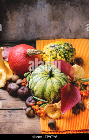 Les citrouilles, les noix, baies et champignons chanterelle plus vieille table en bois. Voir la série Banque D'Images