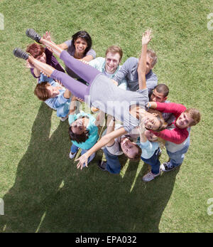 Carefree woman crowdsurfing Équipe de soutien Banque D'Images