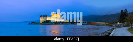 Vue panoramique sur le château d'Eilean Donan dans les Highlands écossais au crépuscule Banque D'Images