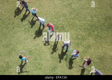 Les gens de terrain ensoleillé cerceau plastique spinning Banque D'Images