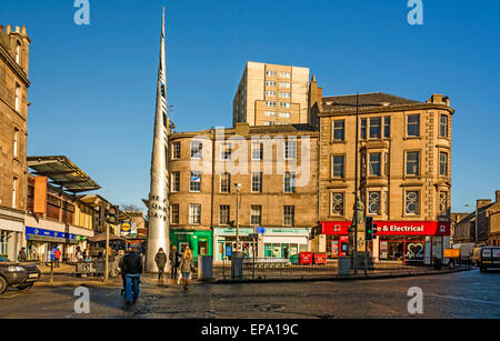 L'entrée de la nouvelle zone commerçante de Kirkgate au bas de Leith Walk à Leith, Édimbourg et la statue de la reine Victoria. Banque D'Images