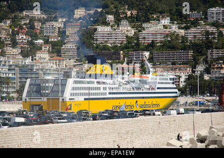 Un ferry au port du Nice, France Banque D'Images