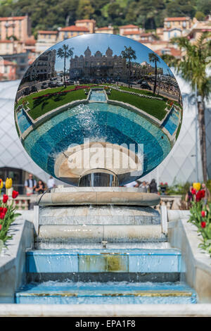 Une réflexion du Casino Monte-Carlo dans une sculpture de métal à Monaco Banque D'Images