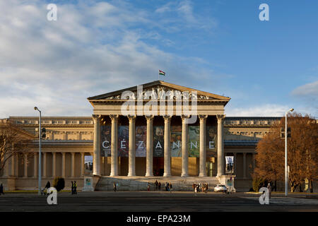 Le Musée des beaux-arts (Szépművészeti Múzeum) à Place des Héros à Budapest, Hongrie. Banque D'Images