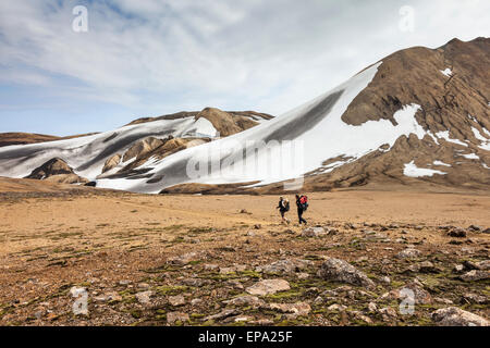 Les randonneurs marche à travers les montagnes de l'Ryolite colorés Sentier de randonnée Laugavegur Islande Banque D'Images