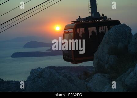 Téléphérique de Dubrovnik descendant avec coucher de soleil derrière, Croatie Banque D'Images