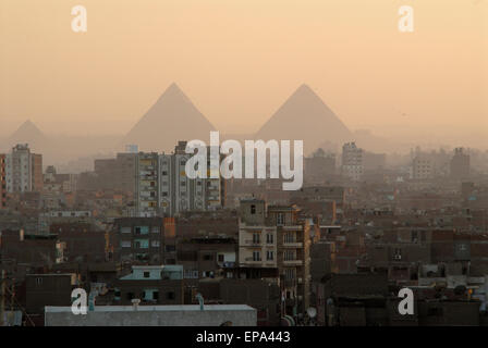 Donnant sur Giza Pyramids Cairo Égypte, vers Banque D'Images