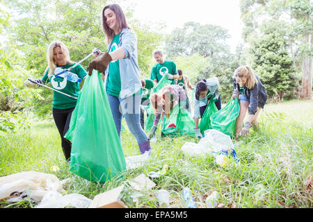 Le bénévolat picking up trash domaine Banque D'Images