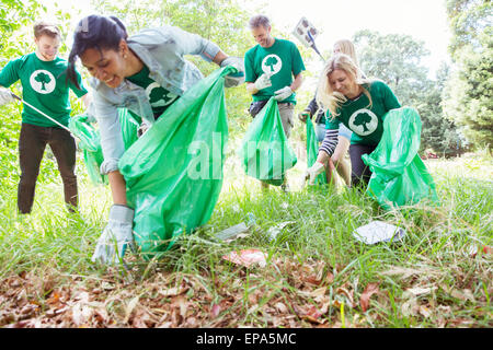 Le bénévolat picking up trash domaine Banque D'Images