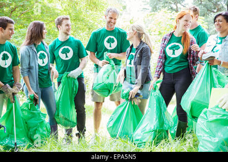 Le bénévolat picking up trash Banque D'Images