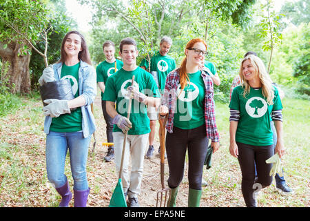 La plantation d'arbres le bénévolat écologiste Banque D'Images