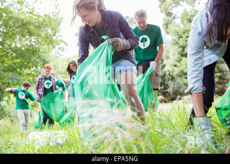 Le bénévolat picking up trash domaine Banque D'Images