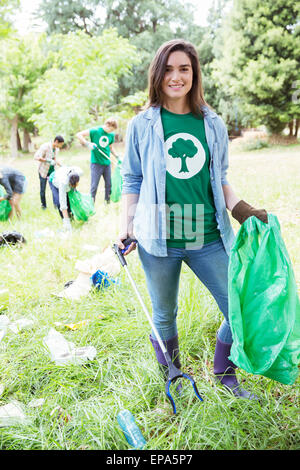 Environmentalist volunteer picking up trash Banque D'Images