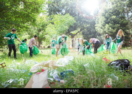 Le bénévolat picking up trash domaine Banque D'Images