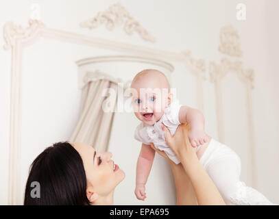 Happy smiling mother avec six mois baby girl Banque D'Images