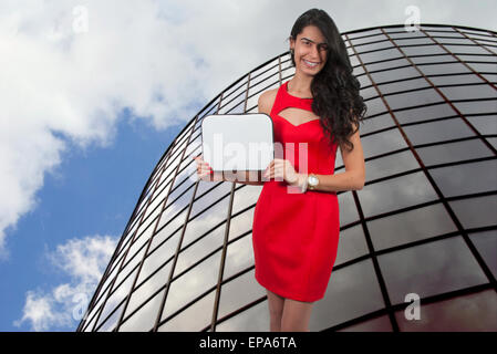 Woman Holding a Blank Sign Banque D'Images