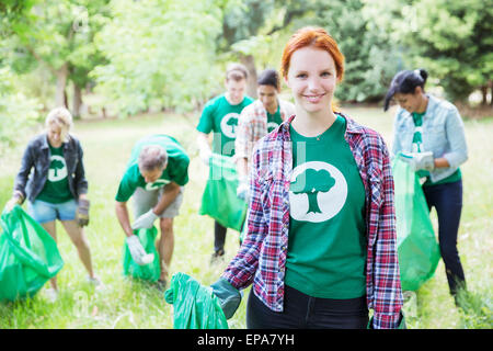 Environmentalist volunteer picking up trash Banque D'Images