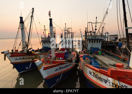 Bateaux de pêche thaïlandais dans le port, sriracha, Bangkok , Thaïlande Banque D'Images