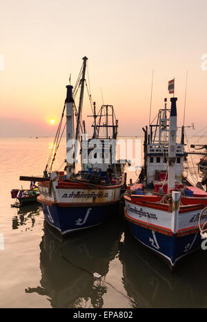 Bateaux de pêche thaïlandais dans le port, sriracha, Bangkok , Thaïlande Banque D'Images