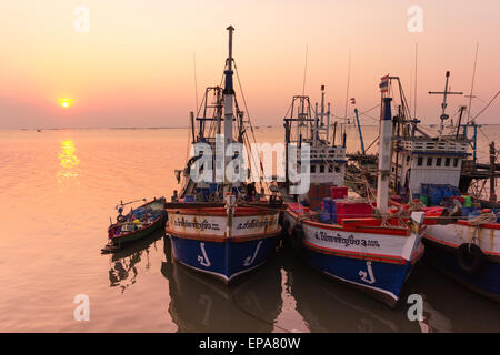 Bateaux de pêche thaïlandais dans le port, sriracha, Bangkok , Thaïlande Banque D'Images