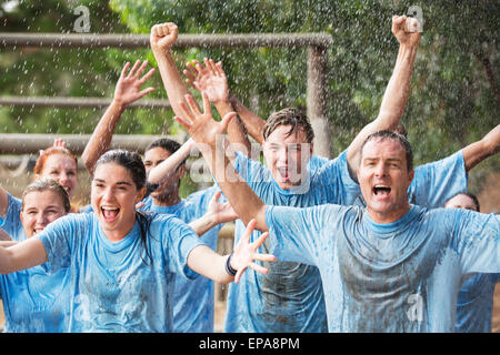 Pluie d'encouragement de l'équipe course à obstacles boot camp Banque D'Images
