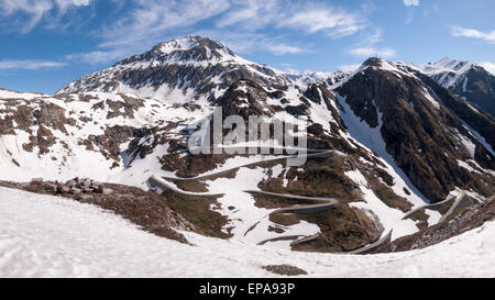 Gotthardpass, Suisse. 14 mai, 2015. Belle journée de printemps ensoleillée pour le jour de la fête de l'Ascension. Le col a encore beaucoup de neige en hiver Crédit : Mauro Piccardi/Alamy Live News Banque D'Images