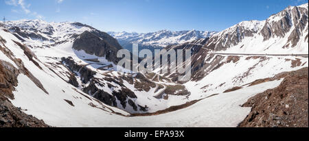 Gotthardpass, Suisse. 14 mai, 2015. Belle journée de printemps ensoleillée pour le jour de la fête de l'Ascension. Le col a encore beaucoup de neige en hiver Crédit : Mauro Piccardi/Alamy Live News Banque D'Images