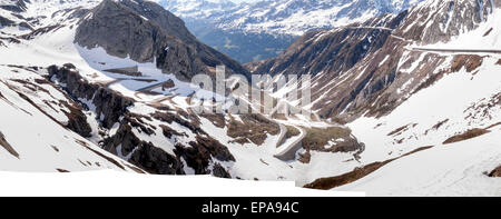 Gotthardpass, Suisse. 14 mai, 2015. Belle journée de printemps ensoleillée pour le jour de la fête de l'Ascension. Le col a encore beaucoup de neige en hiver Crédit : Mauro Piccardi/Alamy Live News Banque D'Images