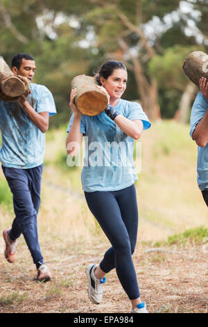 Femme footing course à obstacles boot camp Banque D'Images