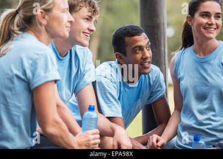 L'équipe de l'eau potable au repos fatigué boot camp Banque D'Images