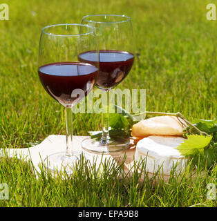 Les deux verres de vin rouge faite maison Banque D'Images