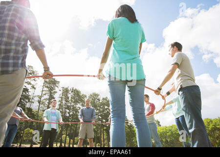La formation de l'équipe de cercle connecté cerceau en plastique Banque D'Images