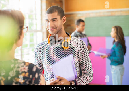 Homme Femme parlant Community Centre Banque D'Images