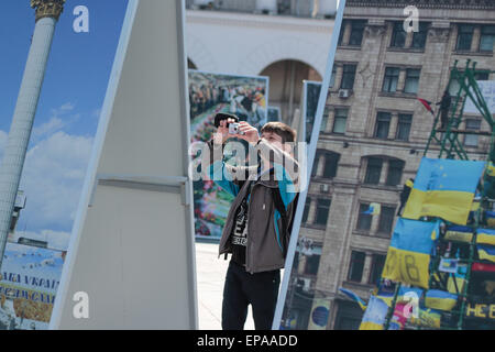 Kiev, Ukraine. 15 mai, 2015. Personnes Voir les photos qui ont été faites au cours des événements sur la place de l'indépendance © Nazar Furyk/ZUMA/ZUMAPRESS.com/Alamy fil Live News Banque D'Images