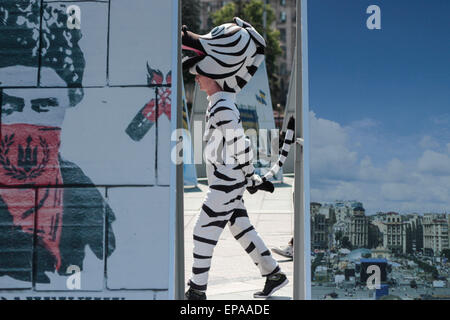 Kiev, Ukraine. 15 mai, 2015. Personnes Voir les photos qui ont été faites au cours des événements sur la place de l'indépendance © Nazar Furyk/ZUMA/ZUMAPRESS.com/Alamy fil Live News Banque D'Images