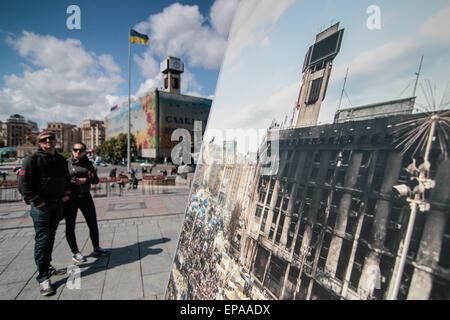 Kiev, Ukraine. 15 mai, 2015. Personnes Voir les photos qui ont été faites au cours des événements sur la place de l'indépendance © Nazar Furyk/ZUMA/ZUMAPRESS.com/Alamy fil Live News Banque D'Images