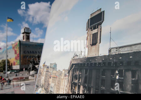 Kiev, Ukraine. 15 mai, 2015. Personnes Voir les photos qui ont été faites au cours des événements sur la place de l'indépendance © Nazar Furyk/ZUMA/ZUMAPRESS.com/Alamy fil Live News Banque D'Images