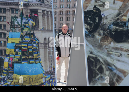 Kiev, Ukraine. 15 mai, 2015. Personnes Voir les photos qui ont été faites au cours des événements sur la place de l'indépendance © Nazar Furyk/ZUMA/ZUMAPRESS.com/Alamy fil Live News Banque D'Images