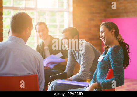 Smiling woman enjoying session de thérapie de groupe Banque D'Images