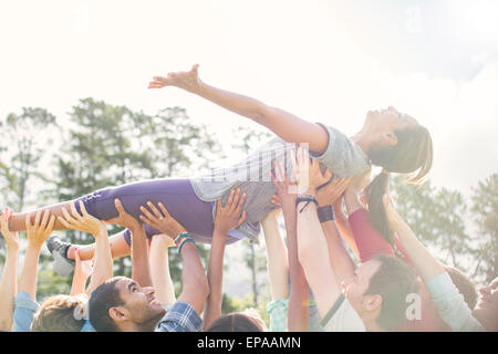 Carefree woman crowdsurfing Équipe de soutien Banque D'Images