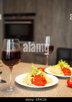 Spaghetti à la sauce tomate et le vin rouge dans une cuisine Banque D'Images
