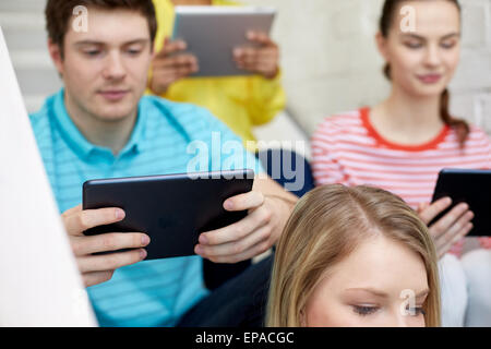 Close up d'étudiants avec tablet pc à l'école Banque D'Images