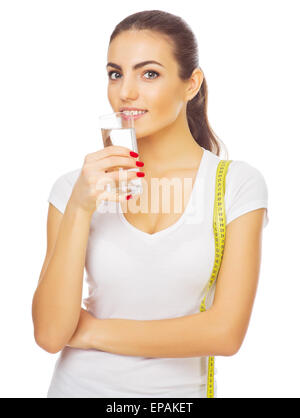 Jeune fille en bonne santé avec de l'eau verre isolé Banque D'Images