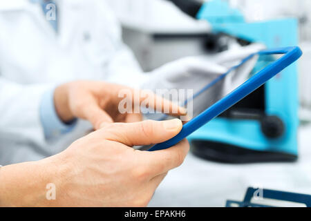 Close up de scientifiques les mains avec tablet pc in lab Banque D'Images