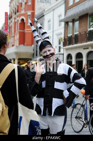 Brighton, UK. Le 15 mai 2015. Un artiste de rue interagit avec le public dans le quartier des théâtres de la ville pendant la Brighton Festival Fringe Crédit : Simon Dack/Alamy Live News Banque D'Images