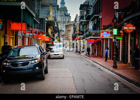 Dans le quartier français, à Bourbon Street vers le bas en direction du centre-ville de New Orleans, LA Banque D'Images